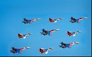 Russian Knights e seus Su-30 e os Swifts com os MiG-29 em voos conjunto durante o MAKS 2015 - Edmundo Ubiratan