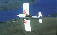 A boa harmonia de comandos do RV-8A é um convite para executar manobras acrobáticas com grande suavidade - Marcio Jumpei